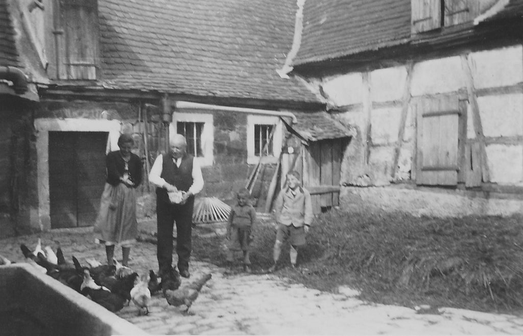 Altes Familienfoto der Familie Hümmer auf dem Bauernhof